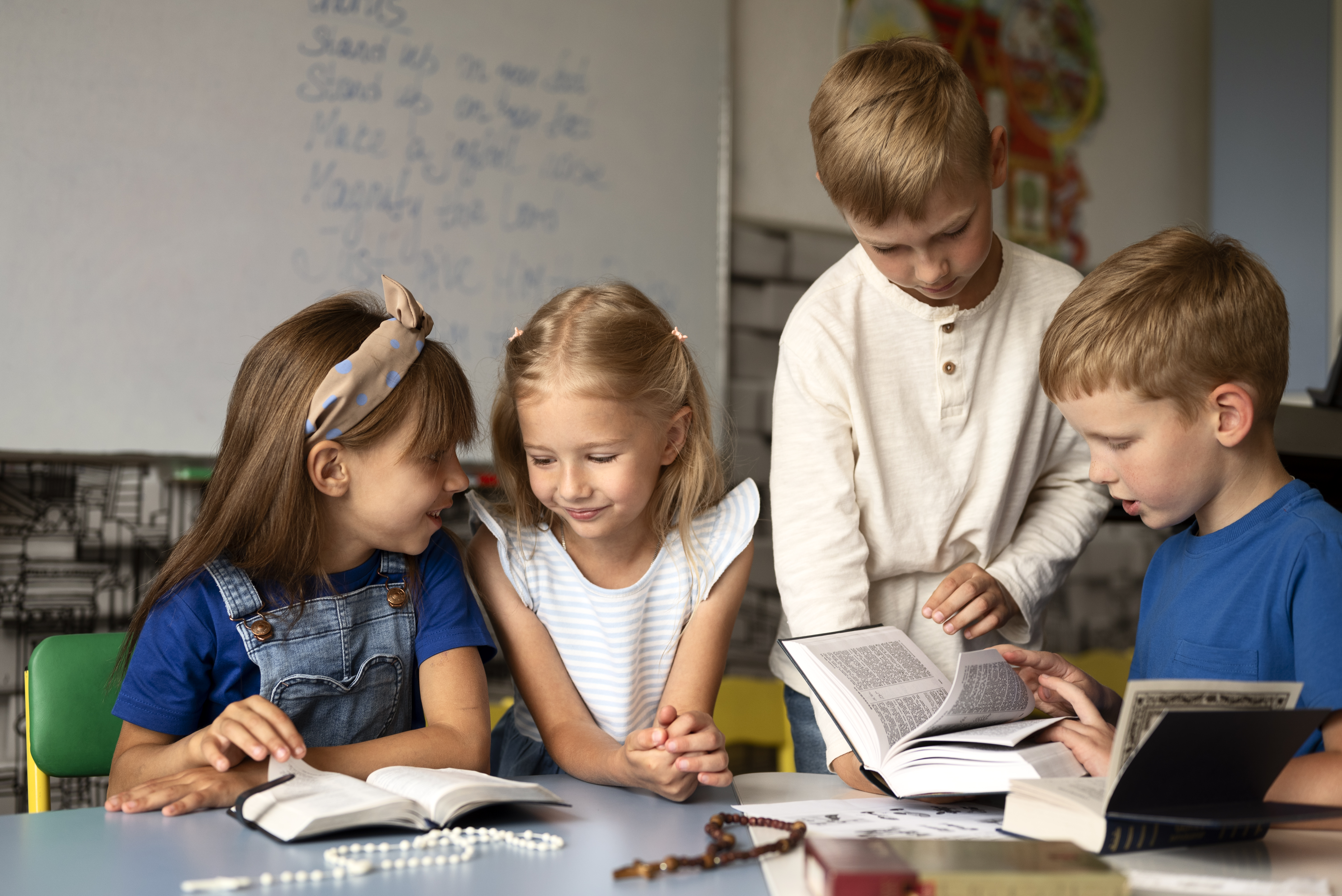 Eine Gruppe von Kindern lernt gemeinsam.